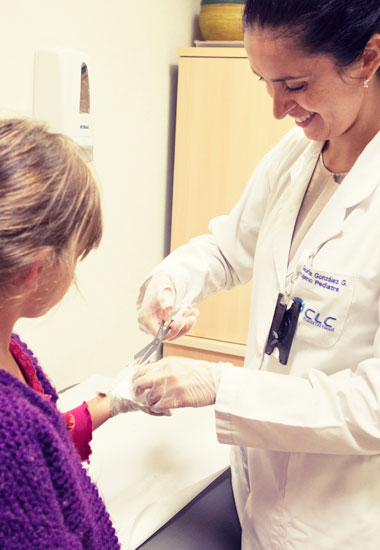 Pediatra saca el yeso a niña