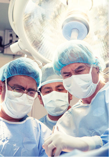 Equipo de doctores realiza una cirugía
