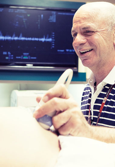 Docrtor realiza ecografía