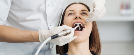 Mujer en tratamiento de endodoncia