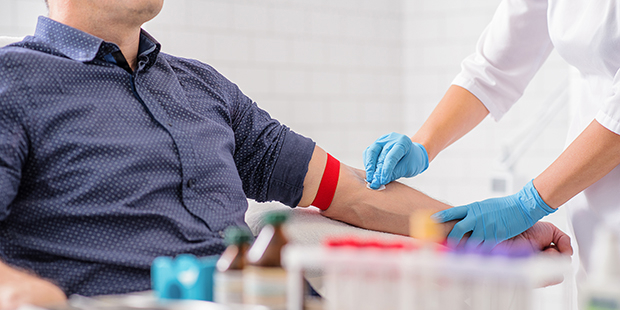 Enfermera tomando muestra de sangre a paciente