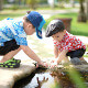 Dos niños juegan en un parque