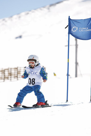 Niño esquía en la nieve