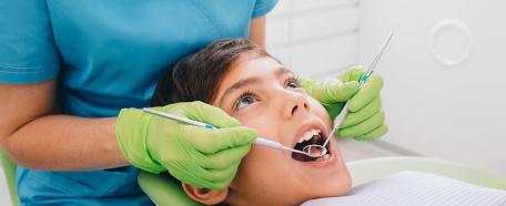 Niño en el dentista