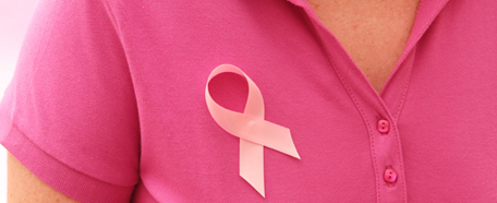 Mujer con el símbolo de cáncer de mama