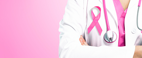 Doctora con el símbolo de cáncer de mama