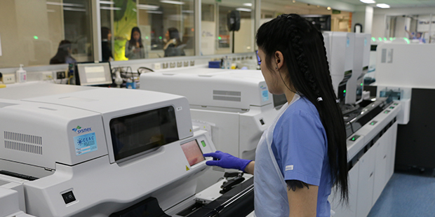 Mujer en maquina de laboratorio