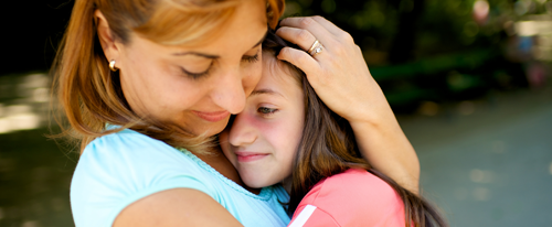 Madre abraza a su hija adolescente
