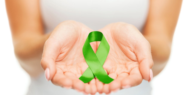 Mujer sostiene cinta verde de trasplante