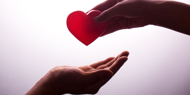 Dos manos y un corazón simbolizan la donación de sangre
