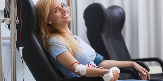 mujer donando sangre