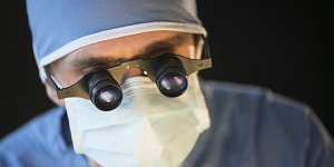 Doctor realizando microcirugía con lentes de gran alcance
