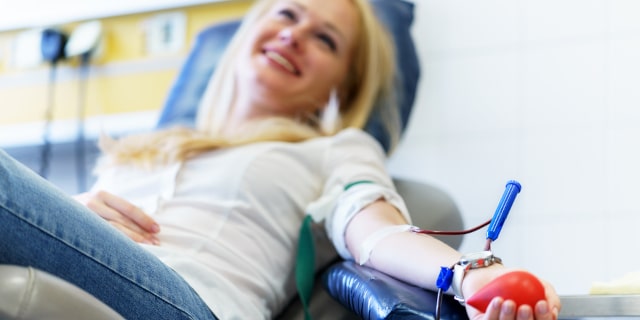 mujer dona sangre