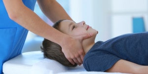 niño ejercitando con kinesiólogo