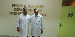 Doctor Escala junto a colega en el Instituto SINDH