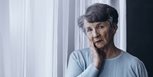 Mujer mayor preocupada por padecer alzheimer