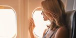 Mujer joven viaja en avión