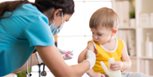 Enfermera vacunando niño