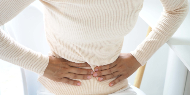 Las mujeres con dolor de estómago causante de dolor abdominal incluyen enfermedad inflamatoria intestinal-IBD