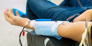 Persona donando sangre