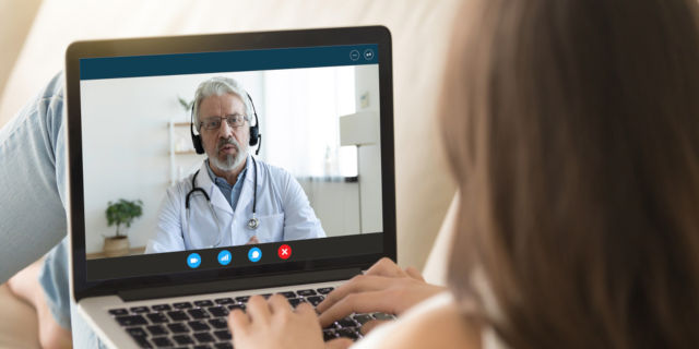 Doctor se comunica con paciente por computador