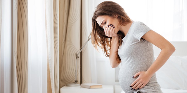 Mujer embarazada con náuseas y ganas de vomitar