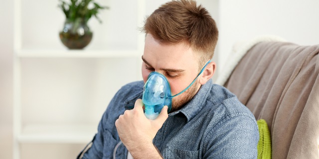 Hombre joven con oxígeno por crisis de asma