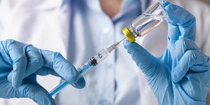 Médico sosteniendo una jeringa para inyectar una vacuna