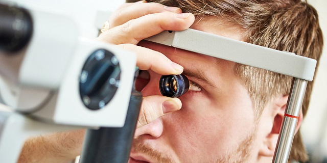 Paciente hombre joven siendo evaluado por oftalmólogo