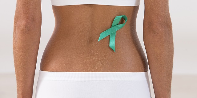 Mujer con cinta del cáncer de riñón en zona lumbar