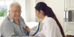 Hombre en cita médica