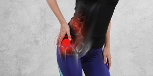 Mujer con dolor en la articulación de la cadera