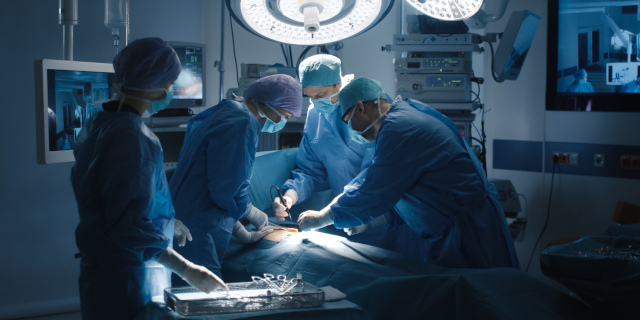 Equipo médico que realiza operaciones quirúrgicas en sala de operaciones moderna