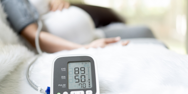 La mujer embarazada no identificada monitoriza la presión arterial para prevenir la hipertensión durante el periodo de embarazo
