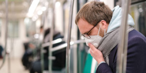hombre en metro con bufanda y mascarilla