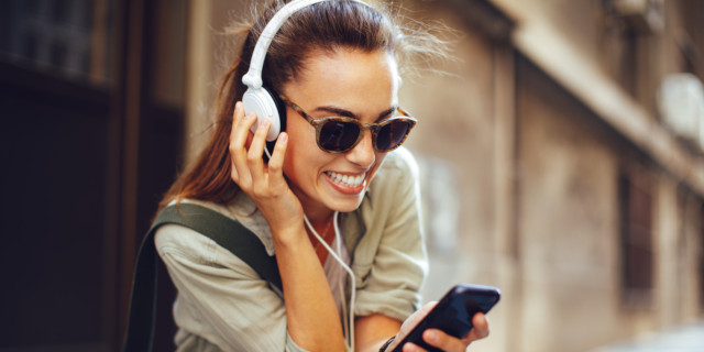 Mujer joven escucha música con audífonos