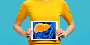 Mujer sosteniendo imagen rayos x del hígado