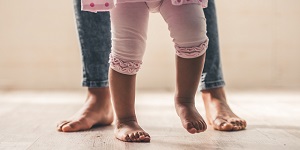 Madre caminando junto a su hija con alteraciones en la marcha