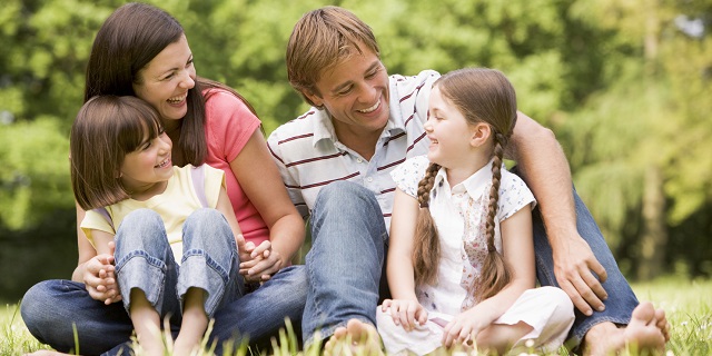 Familia disfrutando al aire libre en un parque