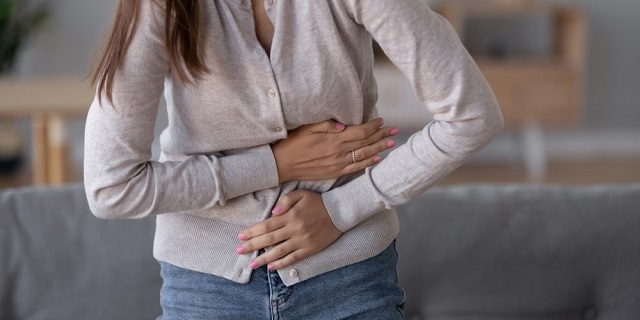 Mujer sufriendo crisis de colon irritable