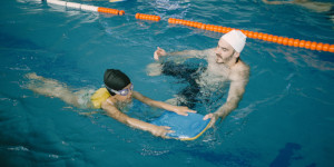 Niños aprendiendo a nadar