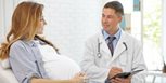 Mujer embarazada siendo evaluada por su Ginecólogo