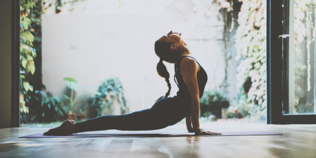 Mujer realizando pose de yoga