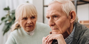 Adultos mayores pensativos sobre sus conductas relacionadas a al demencia