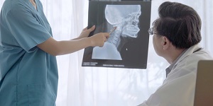 Doctores analizando radiografía de cabeza y cuellos