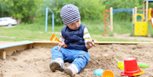 Niño de 1 año juega en la  arena