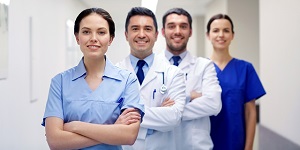 Grupo de médicos en pasillo de hospital