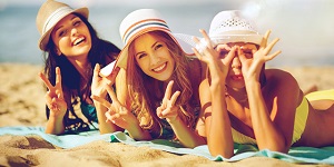 Grupo de mujeres tomando sol en la playa