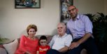 Manolis Kotronakis junto a su familia