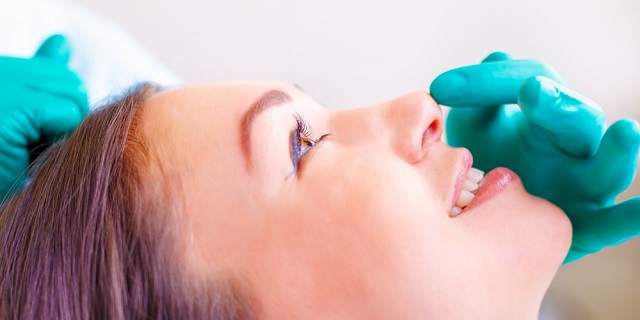 Doctor examinando nariz de paciente